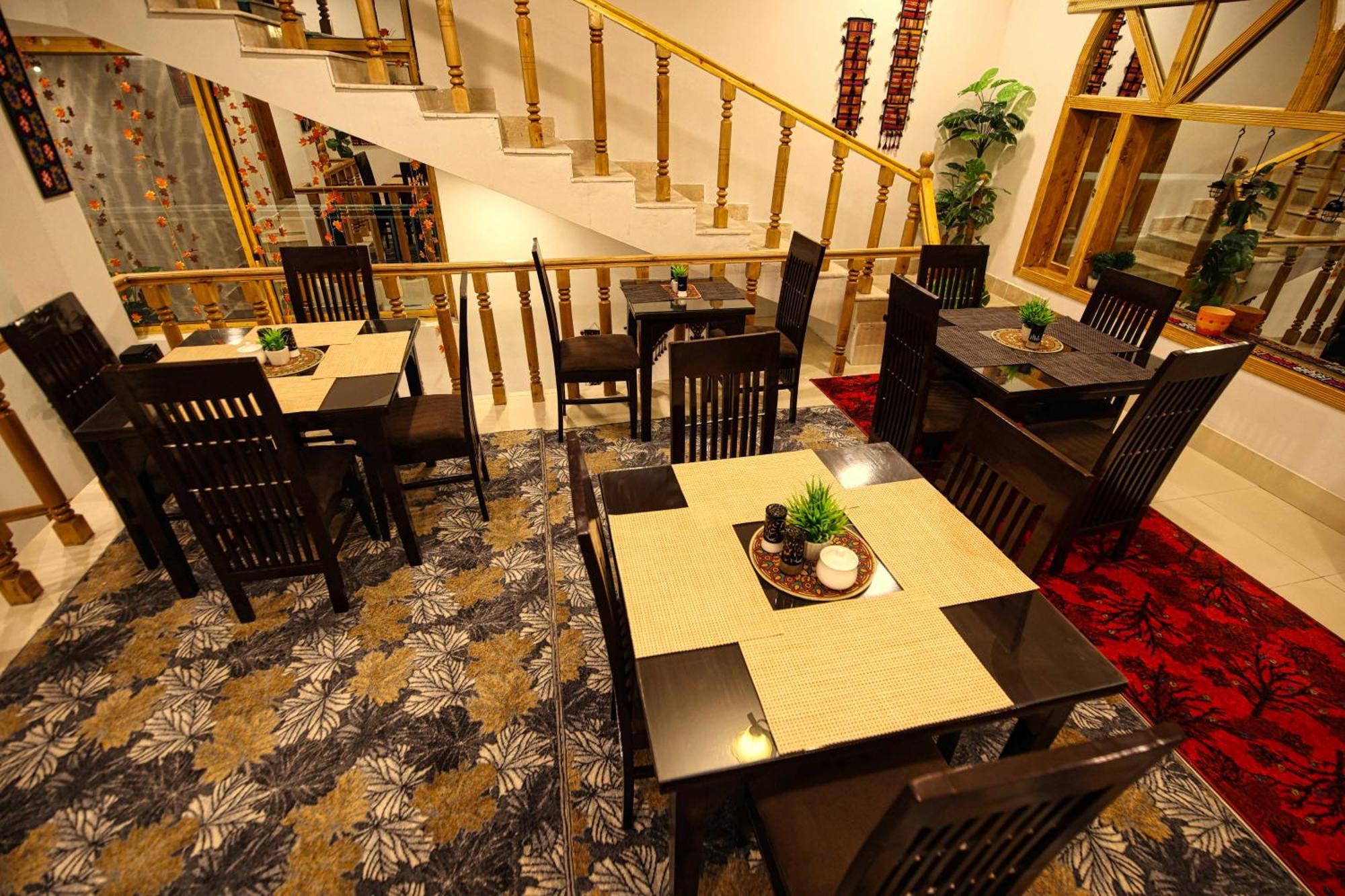 Oak Residency Hotell Gilgit Exteriör bild