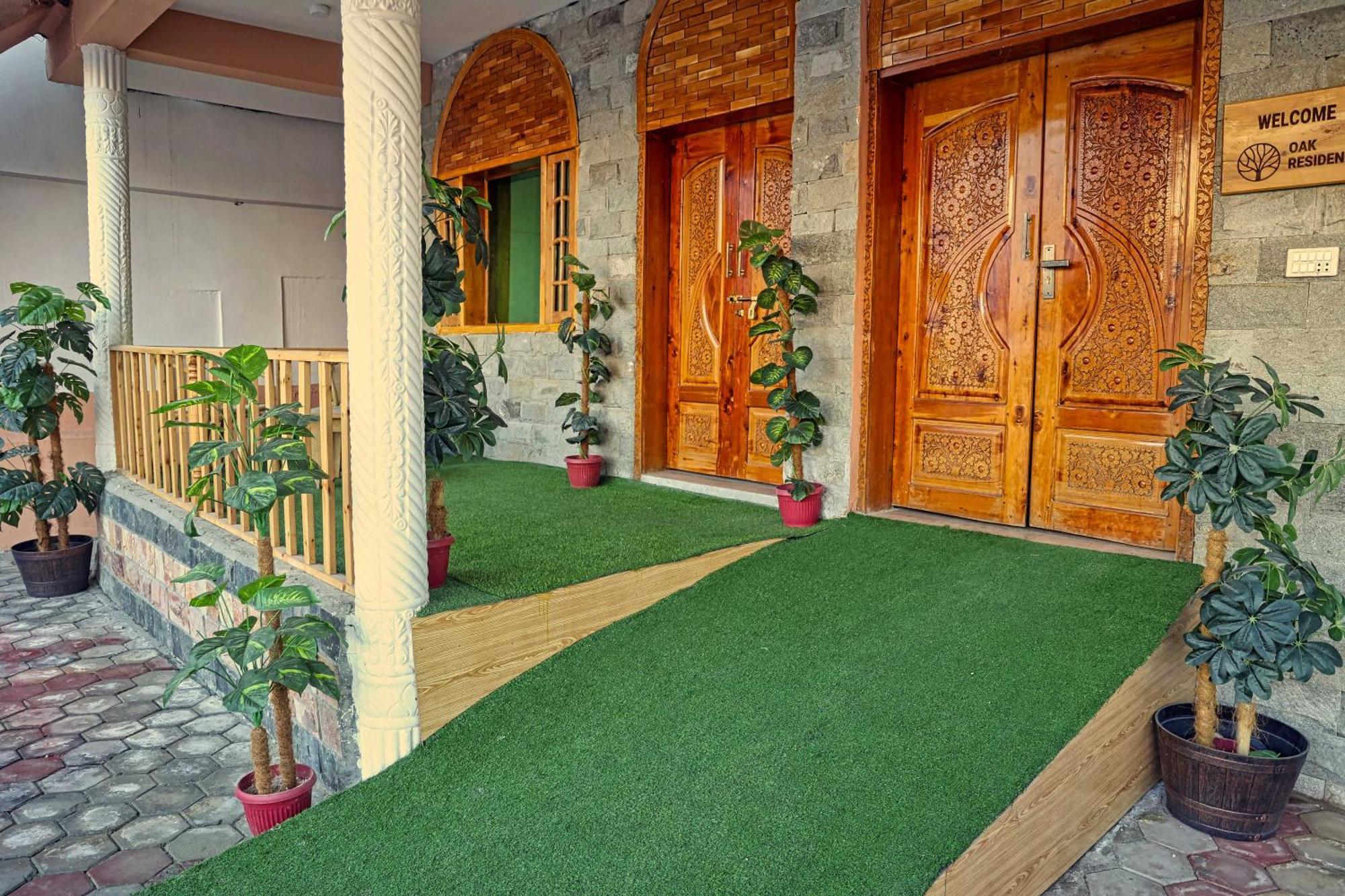 Oak Residency Hotell Gilgit Exteriör bild